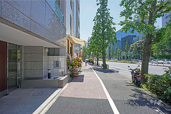 敷地西側の前面道路は麻布通りです（北側から）。