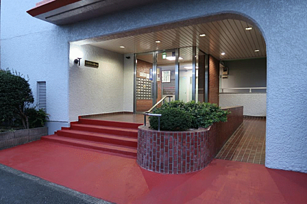 住まう方や来訪者を迎えるマンションエントランス。共用部として整備され、毎日の出入りをスムーズに行えます。