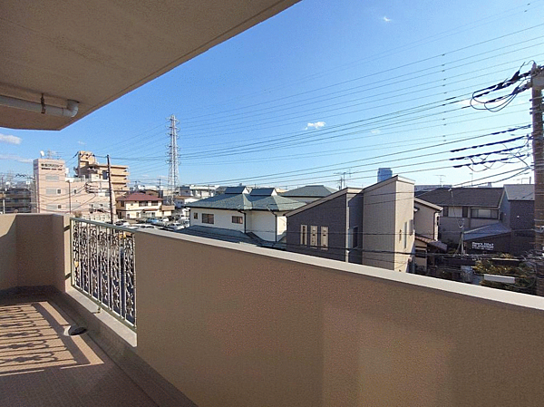 青空が広がる南側の眺望。