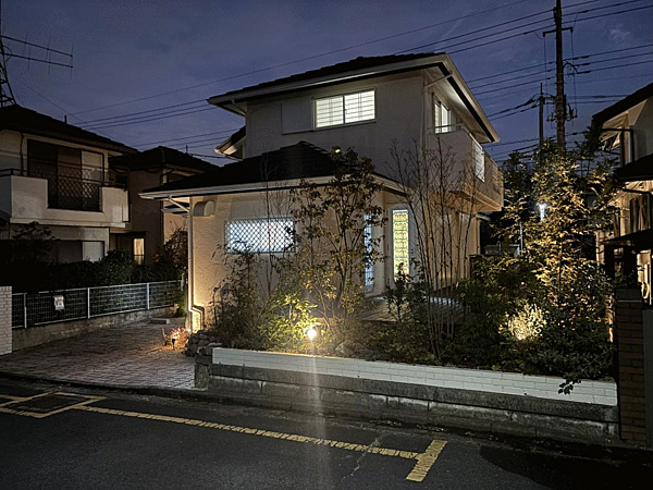 現地（2025年4月）撮影。夜にはまた違った表情を見せる、落ち着いた雰囲気の外観です。