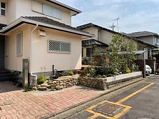 現地（2025年4月）撮影。ゆとりのある前面道路に面しており、開放感のある住環境です。