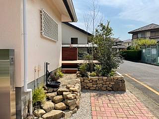 現地（2025年4月）撮影。建物と前面道路の位置関係が確認できる現地外観写真です
