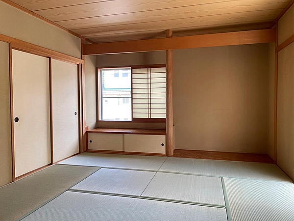 ゆったりとした8帖の和室。くつろぎの空間としてお使いいただけます。