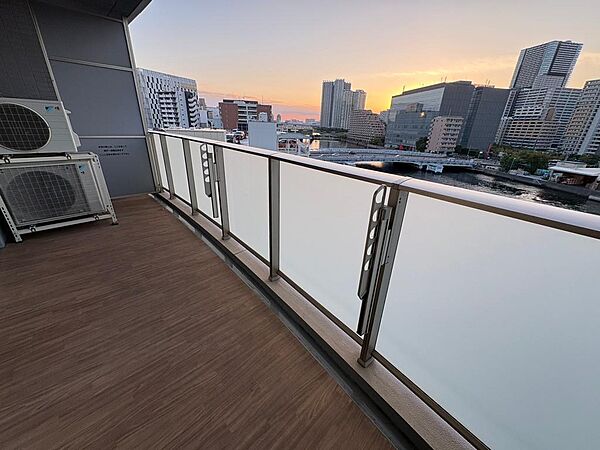 水辺の夕景を望むバルコニー