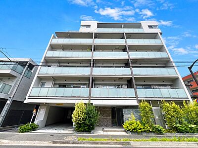 外観:前面道路を含む建物外観 外観:前面道路を含む建物外観