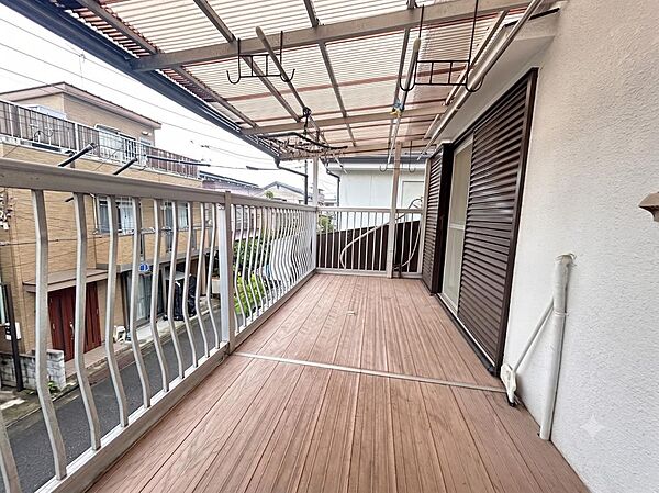 波板屋根と物干し金具が備わった実用性の高いバルコニー。洗濯物を気にせず干せる広さで、布団干しにも対応できます。