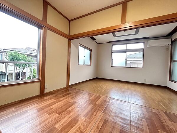 2方向の窓から光と風が抜ける気持ちのよい洋室。エアコン設置済みで、そのまま生活を始めやすい状態です。