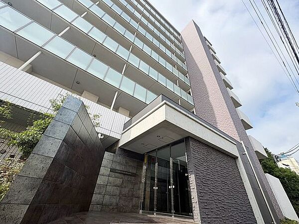バイカラーのシンプルで洗練された外観です。色褪せることのない佇まいが街並みや環境と調和し、充足した生活を想像させてくれます。