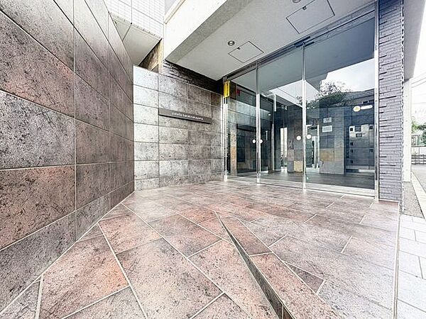 「エントランス」マンションのエントランスなど共有部分は、清掃が行き届いており、キレイな状態です。管理体制がしっかりしているからこそ。
