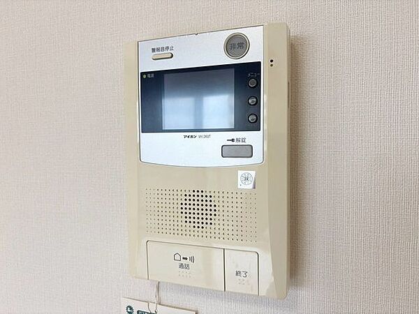 「TVモニター付きインターホン」「見える安心」をカタチにしました。誰が来てもわかる様にモニター付きインターホンを設置。快適と安らぎを合わせた優しい設計。