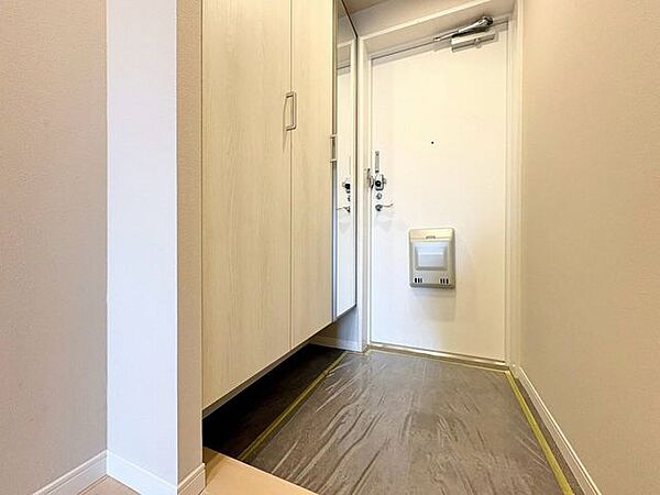 「玄関」家の中でお客様を迎える最初の場所である玄関。豊富な玄関収納で、常に綺麗に保つことが出来ます。