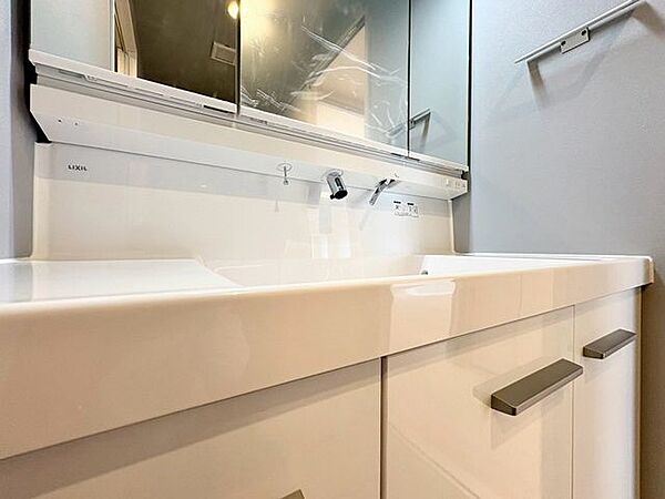 「洗面台」大きな鏡で朝の準備もばっちり。収納も多く、洗剤など日用品の保管にも便利です。