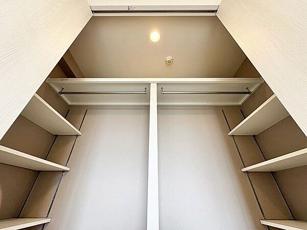 収納の多さも魅力です。使い勝手の良い収納棚を設置しております。居住スペースを充分に確保することができる為、ゆとりある室内で、ゆっくりとご寛ぎいただけます。