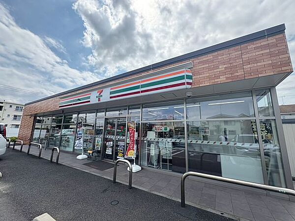 セブンイレブン流山江戸川台西3丁目店 徒歩10分。 740m
