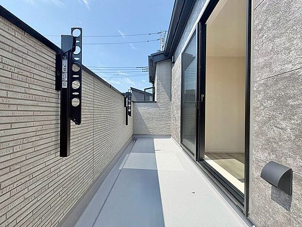 「バルコニー」大きな空に囲まれた気持ちのいい住まい。バルコニーを覗くだけで圧倒的な開放感に包まれます。