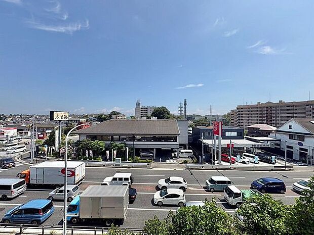 「眺望」穏やかな街並みを一望しながら、爽やかな風と柔らかく降り注ぐ陽光を感じて頂けます。