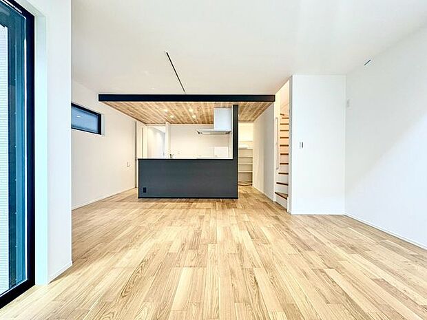 「木のぬくもり感じる優しい雰囲気のお部屋」落ち着いたカラーコーディネートの室内。インテリアやファブリックで、オーナー様好みのテイストデザインを取り入れて頂けます。