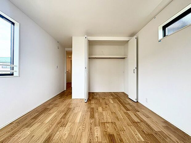 「2面採光の居室」居室に窓が2ヶ所あるので、明るさの確保と、風の通り道ができることで換気のしやすいお家になっています。