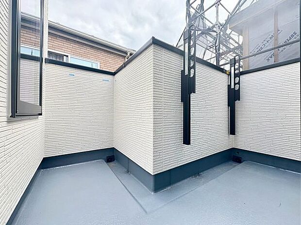 大きな空に囲まれた気持ちのいい住まい。バルコニーを覗くだけで圧倒的な開放感に包まれます。