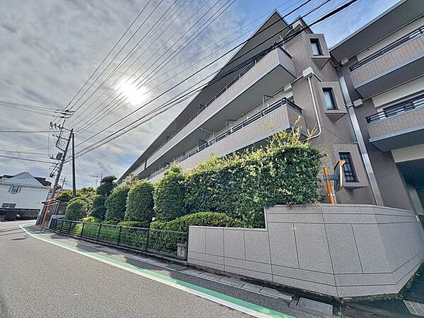 バイカラーのシンプルで洗練された外観です。色褪せることのない佇まいが街並みや環境と調和し、充足した生活を想像させてくれます。