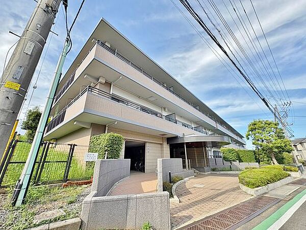 バイカラーのシンプルで洗練された外観です。色褪せることのない佇まいが街並みや環境と調和し、充足した生活を想像させてくれます。
