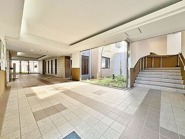 「エントランス」マンションのエントランスなど共有部分は、清掃が行き届いており、キレイな状態です。管理体制がしっかりしているからこそ。