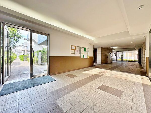 「エントランス」マンションのエントランスなど共有部分は、清掃が行き届いており、キレイな状態です。管理体制がしっかりしているからこそ。
