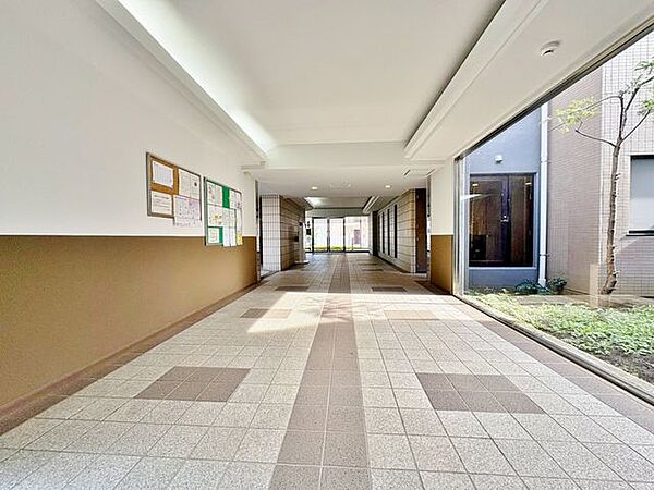 「エントランス」マンションのエントランスなど共有部分は、清掃が行き届いており、キレイな状態です。管理体制がしっかりしているからこそ。