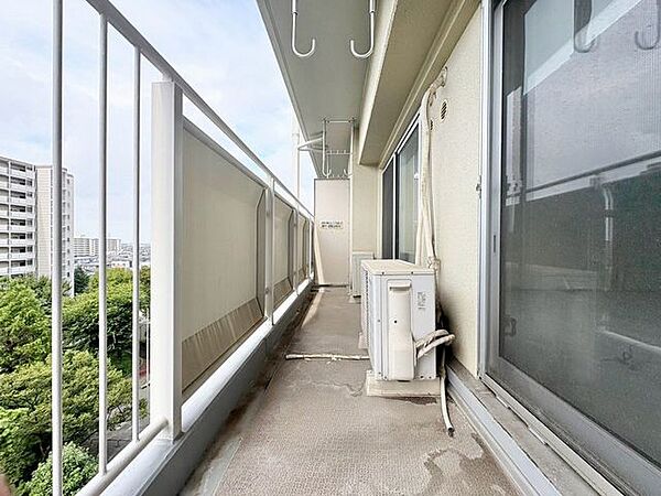 「バルコニー」大きな空に囲まれた気持ちのいい住まい。バルコニーを覗くだけで圧倒的な開放感に包まれます。