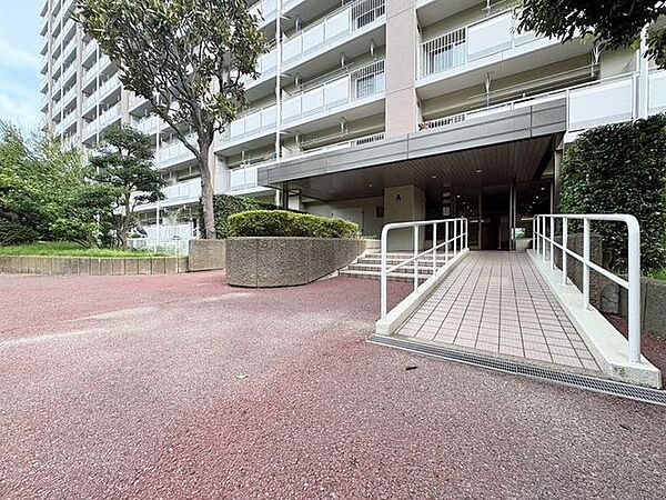 「エントランス入口」植栽もお手入れがしっかりとされており、美しい外観のポイントになっています。