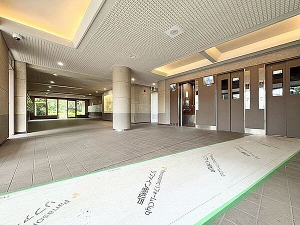 「エントランス」マンションのエントランスなど共有部分は、清掃が行き届いており、キレイな状態です。管理体制がしっかりしているからこそ。
