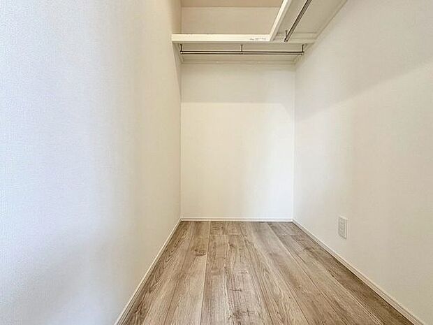 「たっぷり収納・ウォークインクローゼット」たっぷりと荷物が入るよう、ウォークインクローゼットを完備いたしました。画像と現地では大きさ、広さの感覚が違います。是非ご自分の目で確かめてください。