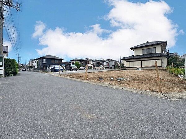 「前面道路含む外観」今日も、明日も、この街で、きっと誰かがしあわせになる物語が描かれていくはずです。同じ風景が毎日365日、まったく違う顔を見せてくれる。爽快な風も毎日やさしく頬をなででくれます。