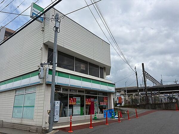 ファミリーマート運河駅西口店 徒歩8分。 580m
