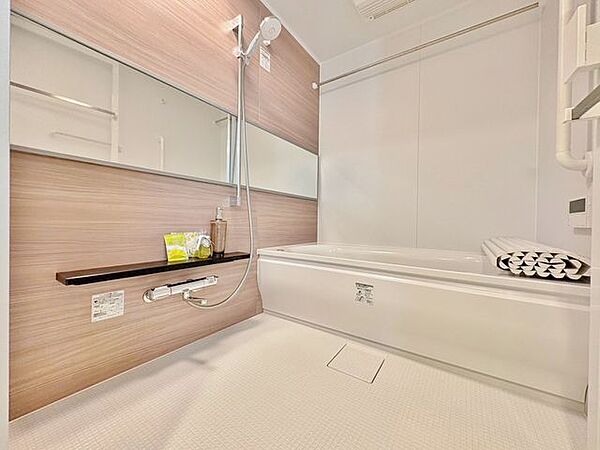 「バスルーム」一日の疲れを癒すバスルームは、心地よいリラックスを叶える清潔感溢れる空間です。