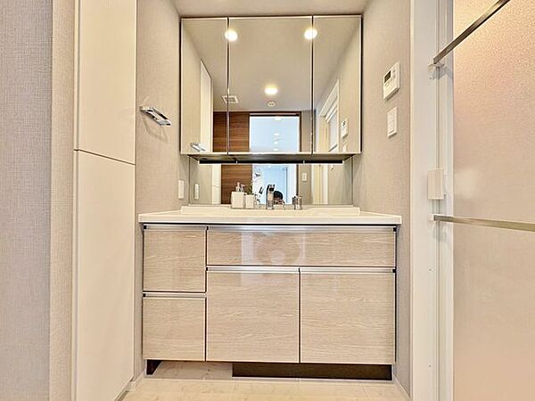 「リフォーム済・洗面台」大きな鏡で朝の準備もばっちり。収納も多く、洗剤など日用品の保管にも便利です。
