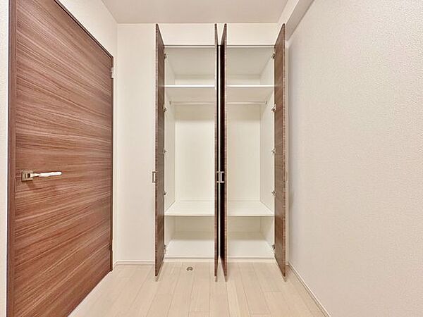 収納の多さも魅力です。使い勝手の良い収納棚を設置しております。居住スペースを充分に確保することができる為、ゆとりある室内で、ゆっくりとご寛ぎいただけます。