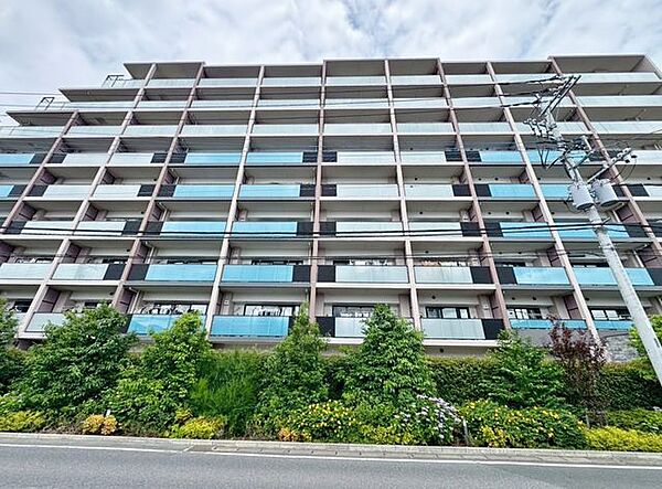 「9階建ての外観」今日も、明日も、この街で、きっと誰かがしあわせになる物語が描かれていくはずです。同じ風景が毎日365日、まったく違う顔を見せてくれる。爽快な風も毎日やさしく頬をなででくれます。