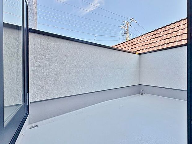 「バルコニー」大きな空に囲まれた気持ちのいい住まい。バルコニーを覗くだけで圧倒的な開放感に包まれます。