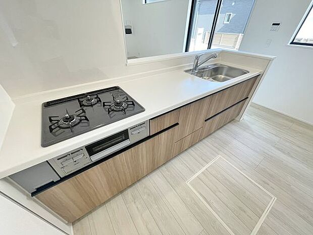 「オープンキッチン」お部屋の雰囲気に溶け込む、インテリアの一部のようなオープンキッチンです。リビングにいるご家族とのおしゃべりを楽しみながらの作業が可能です。