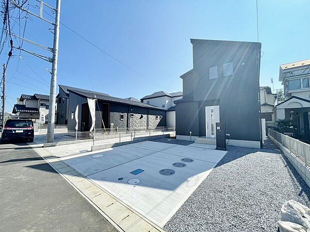 バイカラーのシンプルで洗練された外観です。色褪せることのない佇まいが街並みや環境と調和し、充足した生活を想像させてくれます。