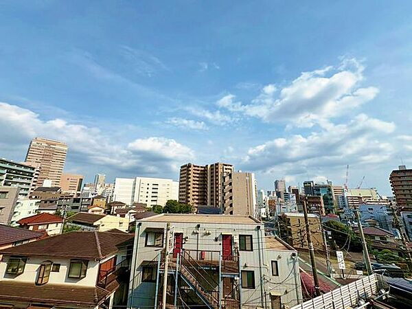 「眺望」穏やかな街並みを一望しながら、爽やかな風と柔らかく降り注ぐ陽光を感じて頂けます。