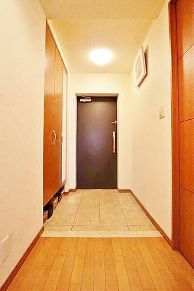 「玄関」家の中でお客様を迎える最初の場所である玄関。豊富な玄関収納で、常に綺麗に保つことが出来ます。