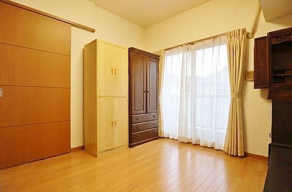 「明るい居室」温もりある自然光を感じていただける居室です。飽きのこないナチュラルなデザインの空間は、色褪せることのない心地良さを作ります。
