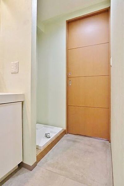 「パウダールーム」落ち着いた空間を演出するカラーと、ゆったり落ち着いてお使い頂ける広さが魅力のパウダールーム。居室からも独立しており、プライベート空間を保ちます。