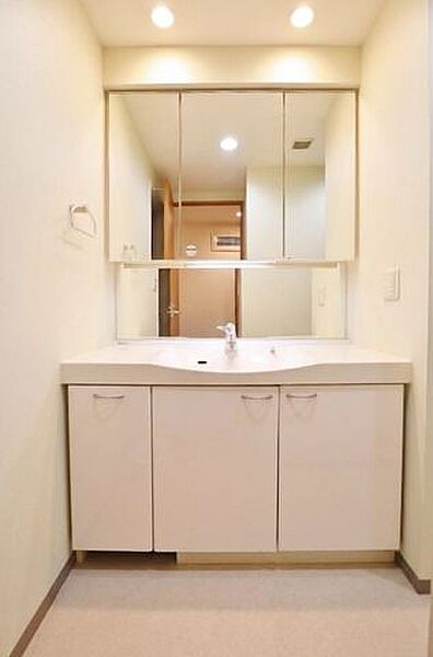 「洗面台」大きな鏡で朝の準備もばっちり。収納も多く、洗剤など日用品の保管にも便利です。