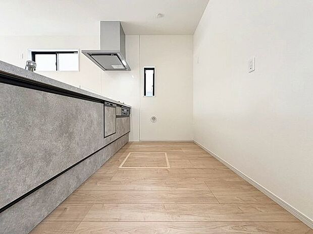 「オープンキッチン」お部屋の雰囲気に溶け込む、インテリアの一部のようなオープンキッチンです。リビングにいるご家族とのおしゃべりを楽しみながらの作業が可能です。