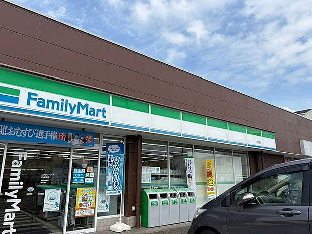 ファミリーマート柏西原店 徒歩12分。 890m