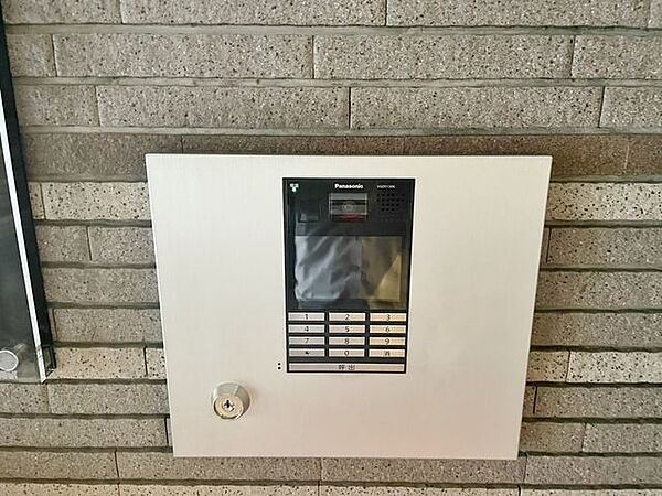 「オートロック」当マンションエントランスには、防犯対策の「オートロック」を採用。マンション住人以外の侵入を防ぐために設置しました。お子様がいらっしゃるご家庭にも安心の設備です。