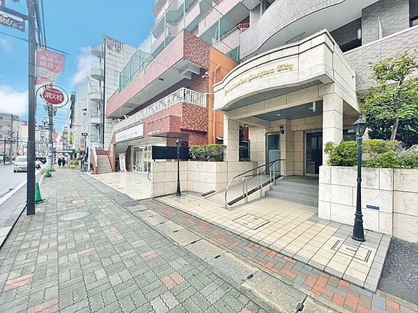 バイカラーのシンプルで洗練された外観です。色褪せることのない佇まいが街並みや環境と調和し、充足した生活を想像させてくれます。